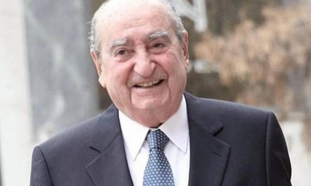 Βεβήλωσαν πινακίδα ονοματοθεσίας του αείμνηστου Κωνσταντίνου Μητσοτάκη